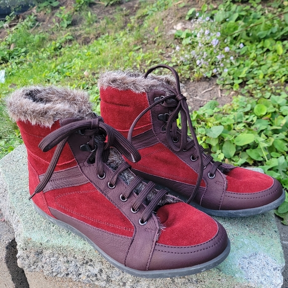 BATA European Suede soft booties with faux fur trim in red size 8 - Picture 2 of 13